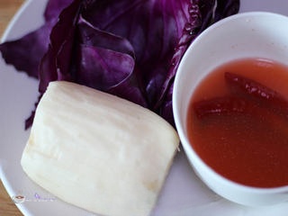 Winter Health-Preserving Refreshing Dish --- Spicy and Sour Blush Lotus Root Slices