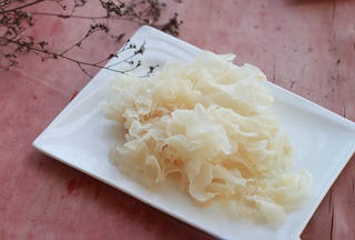 White Fungus and Snow Lotus Seed Soup