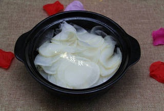 Beauty-nourishing and tonic pickled radish
