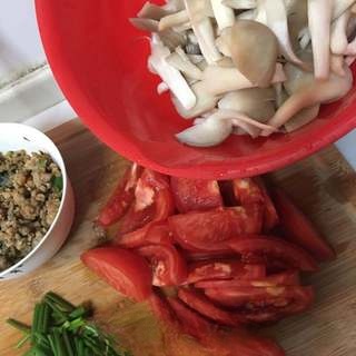Exclusive Tomato Minced Meat and Oyster Mushroom Soup