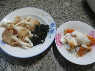 Pickled Mustard Stem and Salted Duck Egg with Shimeji Mushroom Soup