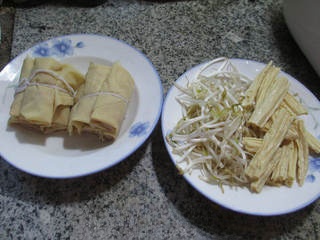 Mung Bean Sprouts and Tofu Skin Noodle Soup