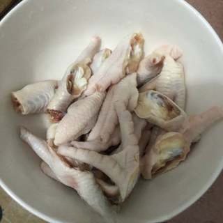 The typhoon is coming, drink a pot of chicken feet soup, we can't afford to buy vegetables.