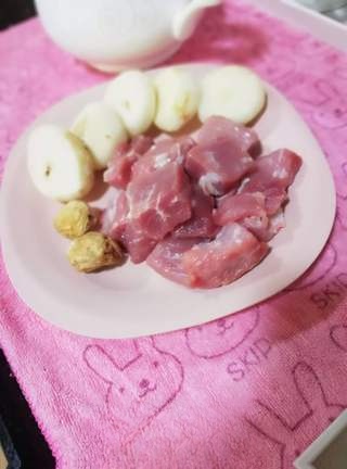 Fig, Water Chestnut, and Lean Pork Soup