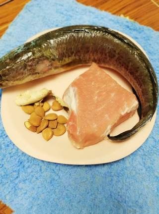 Stewed Soup with Southern and Northern Apricot Kernels and Raw Fish
