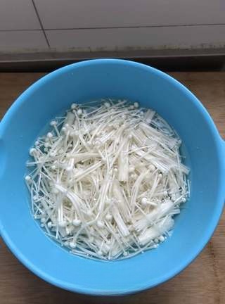 Tomato, Enoki Mushroom, and Egg Drop Soup