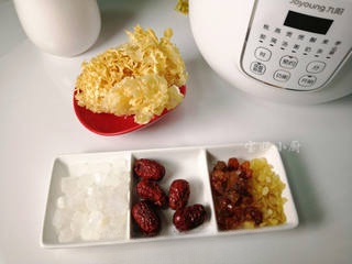 Gleditsia Seed, Peach Gum, and White Fungus Soup