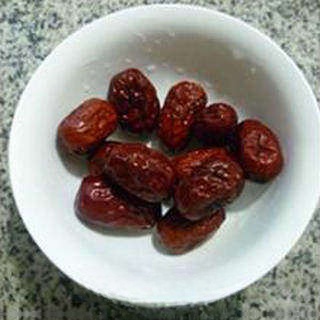 Red dates boiled with eggs