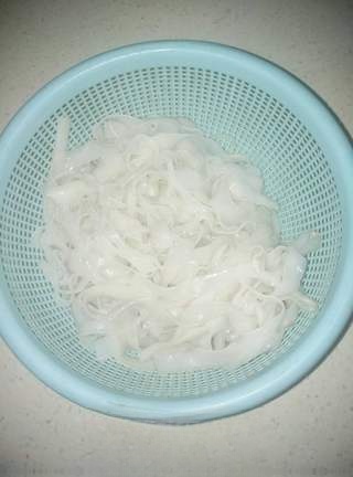 "Soup to Moisturize Dryness": Lettuce and Vermicelli Soup