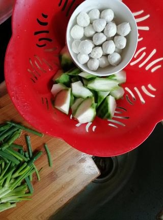 Meatball and loofah soup
