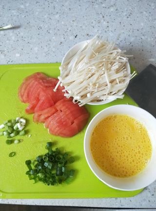 Tomato, Enoki Mushroom, and Egg Soup