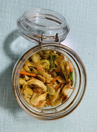 Pickled vegetables in oil