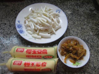 Exclusive Pickled Mustard Shreds, Seafood Mushrooms, and Cherry Tofu Soup