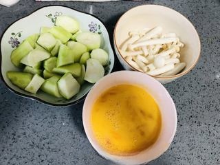 Golden and delicious loofah, egg, and mushroom soup, simple and low-fat, loved by the whole family