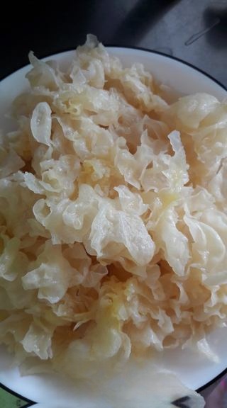 White Fungus and Lotus Seed Soup