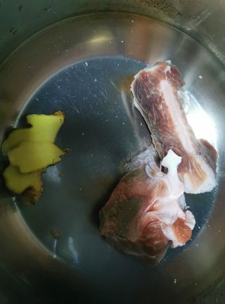 Exclusively Stewed Pork Bone Soup with Chicken Bone Grass and Rehmannia