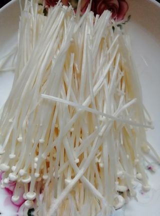 Enoki Mushroom and Fatty Beef Soup