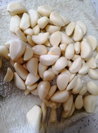 Sweet and sour garlic cloves