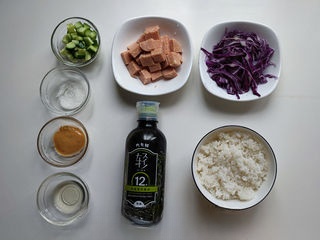 Purple cabbage rice ball