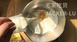 Custard fried bread, with a golden crispy exterior and a soft, toast-like interior, tastes wonderful in every bite.