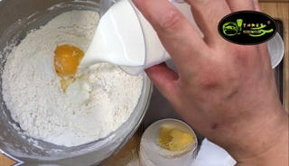 Milk cream wreath bread, with a light tea fragrance, sweet but not greasy, full of milky aroma.