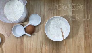 Coconut milk crisp cupcake, with overflowing flavors of tea, coconut, and milk, and a rich layered texture.