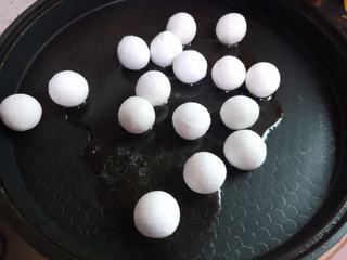 Pan-fry glutinous rice balls
