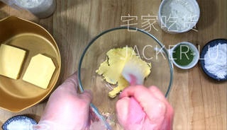 Mini puff pastries, the shell is fragrant and crispy, the cream is sweet, the matcha is aromatic, definitely worth a try.