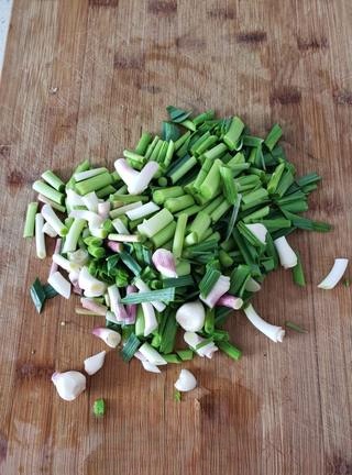 Stir-fried Sweet Potato Heluo Noodles with Garlic Sprouts