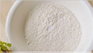 Making cold noodles with flour