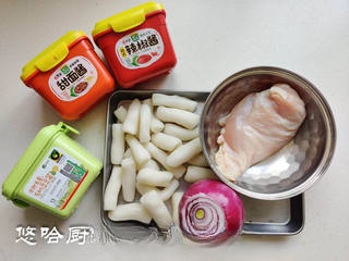 Spicy Stir-fried Chicken with Rice Cakes