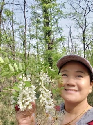 Locust flower stuffed dumplings