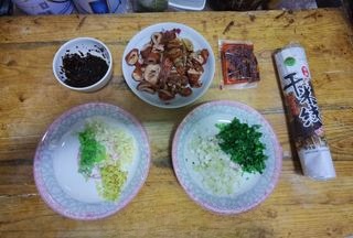 Rice noodles with spicy pork intestines