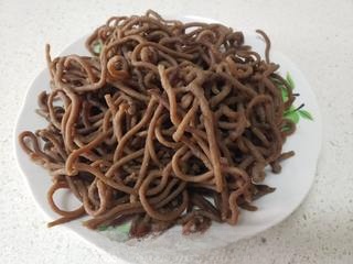 Stir-fried Sweet Potato Heluo Noodles with Mung Bean Sprouts and Eggs