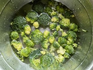 Broccoli with exclusive ten-flavor coriander garlic sauce