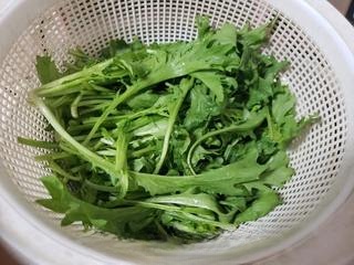 Cold Dressed Peanuts with Bitter Chrysanthemum