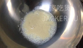 Fermented rice buns, filling the house with fragrance, with a sweet taste and a soft, springy texture.