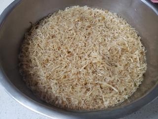 Steamed buns with dried shredded radish filling