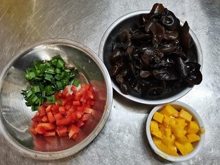 Stir-fried Black Fungus with Red Pepper and Mango