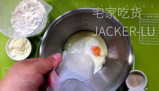 Condensed milk bun, full of milky fragrance, can be eaten by tearing it apart, soft, rich, and chewy.