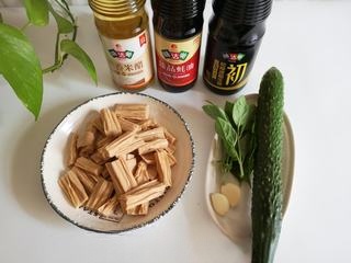 Dried bean curd sticks mixed with cucumber