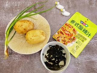 Sour, spicy, refreshing, crisp and tender / Thai-style sour and spicy lotus root slices