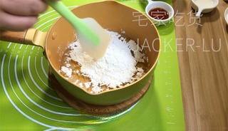 Cream-filled little squares, sweet and delightful, cool and refreshing, satisfying in every bite.