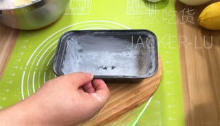 Lemon pound cake, tangy and sweet, with a fresh taste, refreshing without being greasy, and a rich texture.