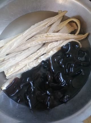 Exclusive Dried Tofu Skin with Wood Ear Mushrooms