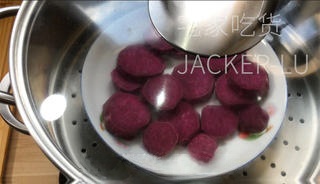 Purple sweet potato mochi, soft and glutinous, full of milky fragrance, simple and chewy.
