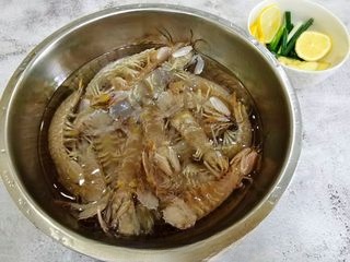 3-Minute Quick Dish: Seafood with Sauce Mantis Shrimp