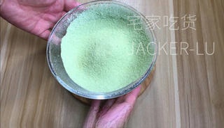 Matcha macarons, fresh matcha, sweet cream, layers of flavor bursting in the mouth one after another.