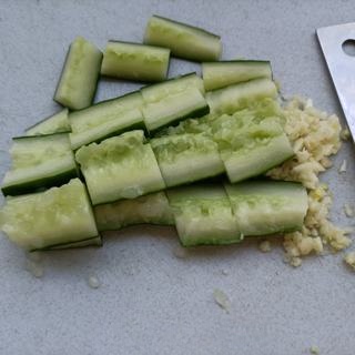 Exclusive cucumber mixed with fried dough sticks