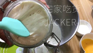 Soft hamburger buns, soft and elastic, with a rich milky flavor and sesame aroma when eaten.